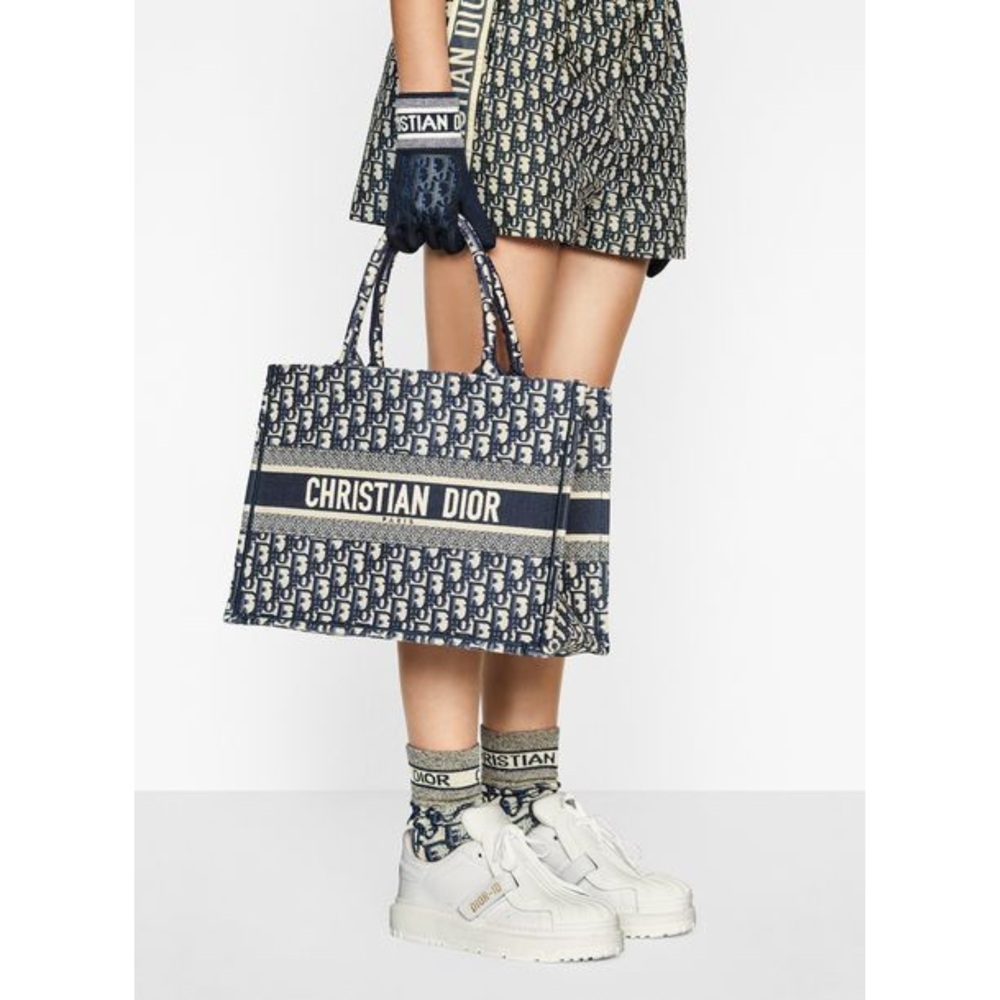 DIOR TOTE MEDIUM - dior-3-4.png